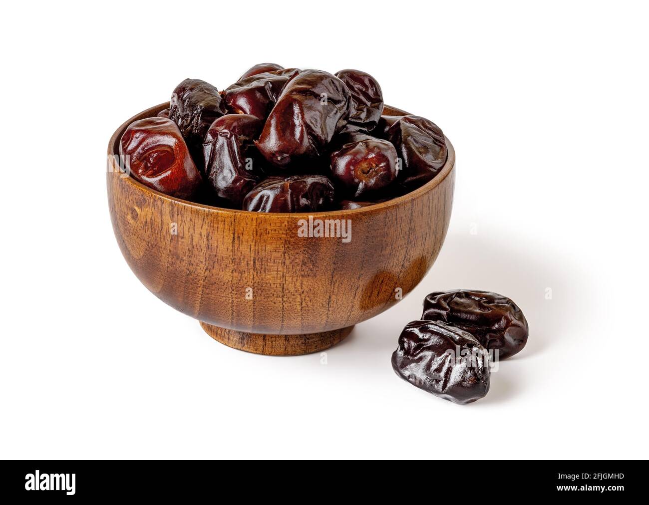 Süße getrocknete Datteln in einer Holzschüssel isoliert auf weißem Hintergrund. Köstliche vegetarische, Diät-und kalorienreiche gesunde Lebensmittel Zutat. Bereit zum Essen Stockfoto