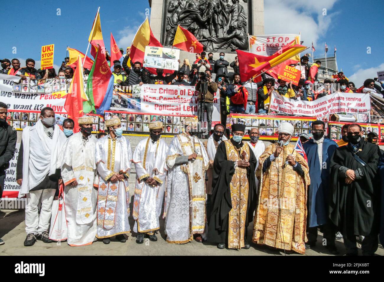 London UK 25 April 2021 Mehr als sechstausend Äthiopier aus der Region Tigray marschierten durch die Straßen Londons, um einen Stopp des Völkermordes zu fordern, der vom äthiopischen Primer Minster Abiy Ahmed Ali angeordnet wurde.Religiöse Lider beteten für den Frieden in der Region.Paul Quezada-Neiman/Alamy Live News Stockfoto