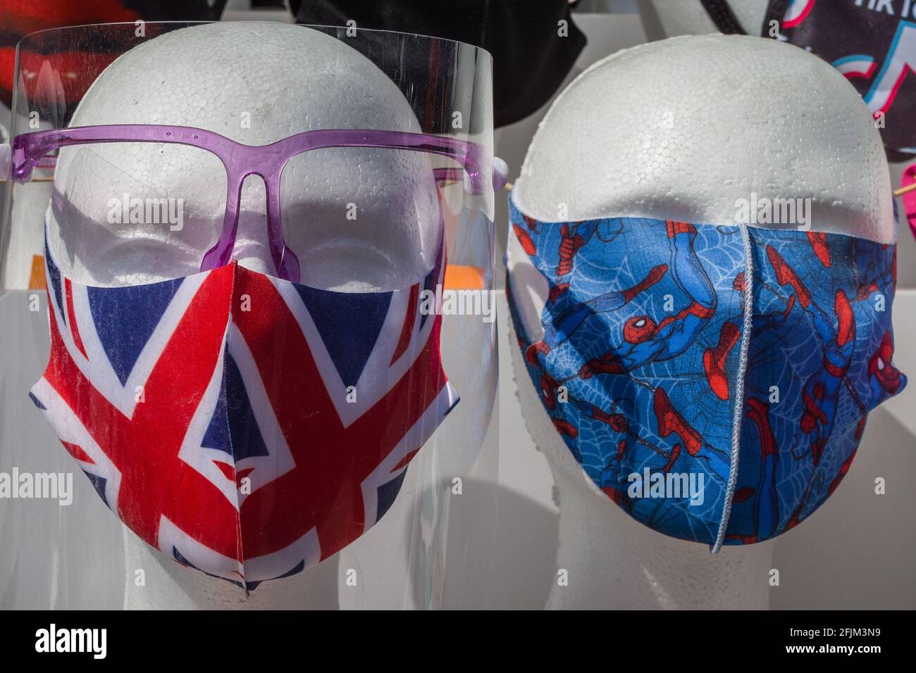 Coronavirus: Gesichtsmasken zum Verkauf in einem südöstlichen Londoner Markt, Großbritannien Stockfoto