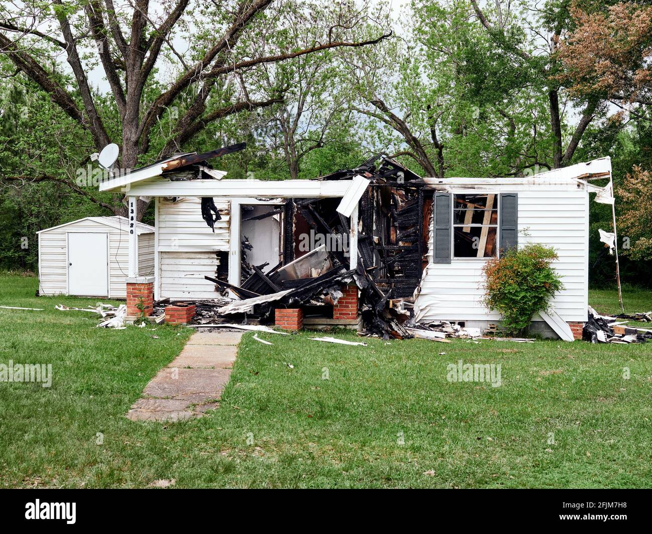 Ausgebranntes Haus das Opfer eines Hausbrands mit umfangreichen Schäden in Montgomery Alabama, USA. Stockfoto