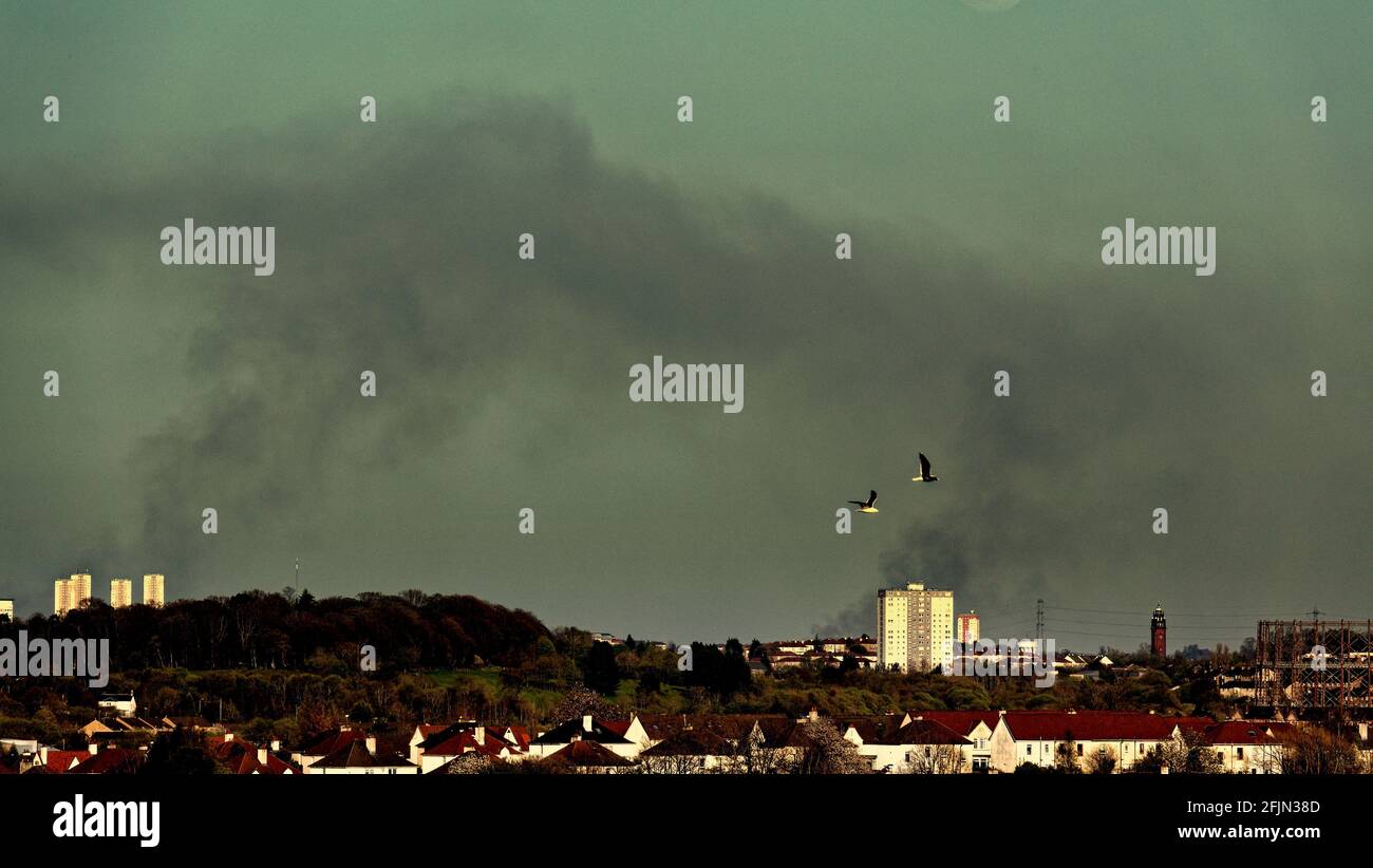 Glasgow, Schottland, Großbritannien 25. April 2021.ein großes Feuer im Nordwesten der Stadt kam am westlichen Ende auf, dann schloss sich ein zweites Feuer mit einer doppelten Rauchwolke über den Wolkenkratzern von maryhill und dem Hügel des Dawsholme Parks an. Quelle: Gerard Ferry/Alamy Live News Stockfoto