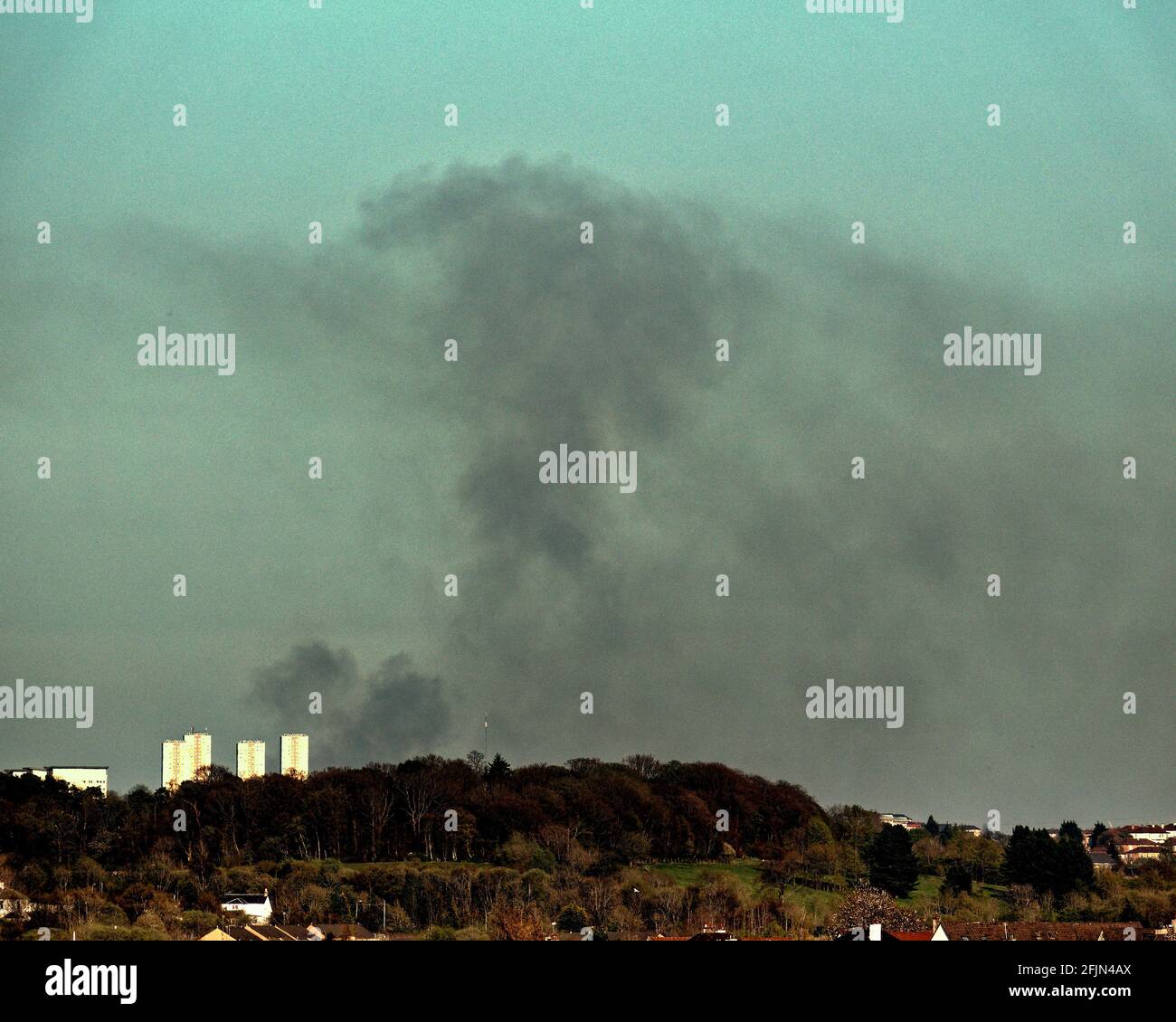 Glasgow, Schottland, Großbritannien 25. April 2021.ein großes Feuer im Nordwesten der Stadt erschien am westlichen Ende einer Rauchwolke über den Wolkenkratzern von maryhill und dem Hügel des Dawsholme Parks. Im Bild von 7 Meilen entfernt. Quelle: Gerard Ferry/Alamy Live News Stockfoto