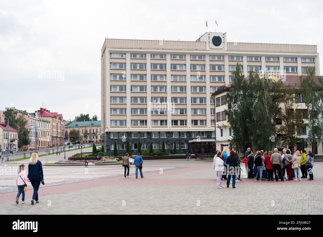 Grodno, Weißrussland - 2. September 2017: Menschen, die in der Straße in der Nähe des Gebäudes des Regionalen Exekutivkomitees von Grodno spazieren Stockfoto