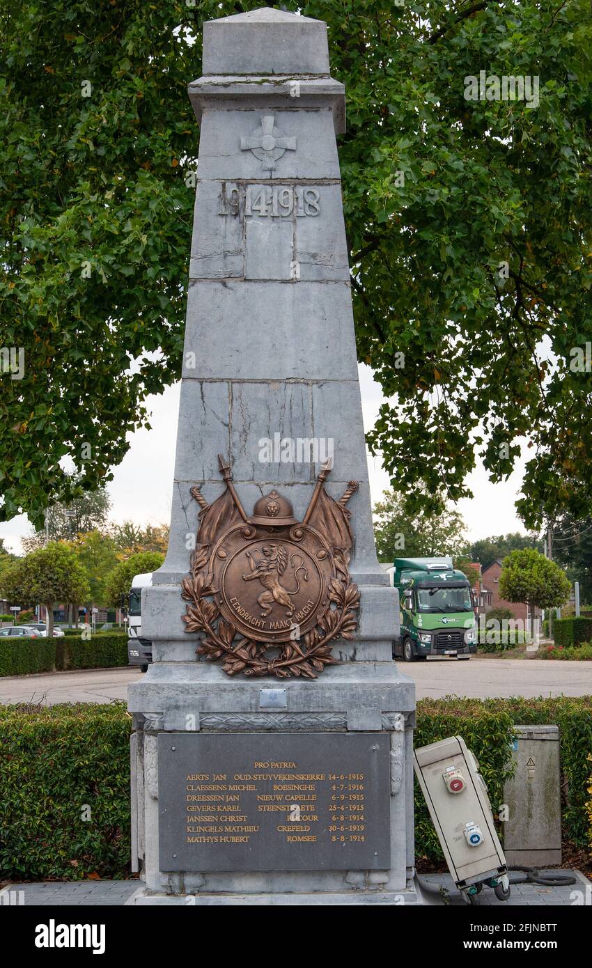 MAASTRICHT LANKLAAR, BELGIEN. 26. SEPTEMBER 2020. Denkmal des Ersten Weltkriegs mit Text Einheit ist Stärke. Herbst Stockfoto