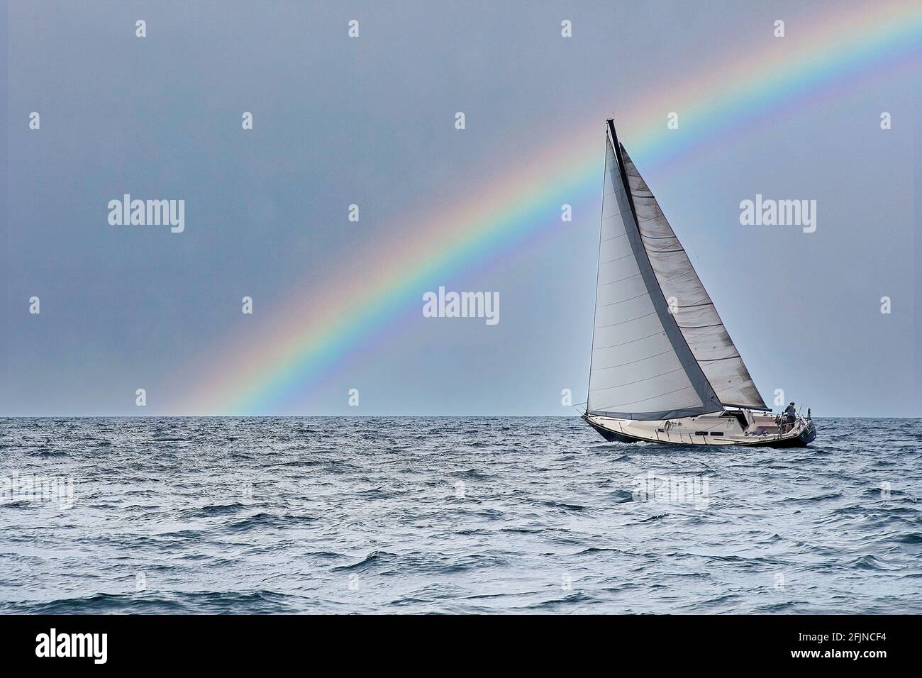 Segelboot auf dem Lake Michigan mit Regenbogen am Himmel Stockfoto