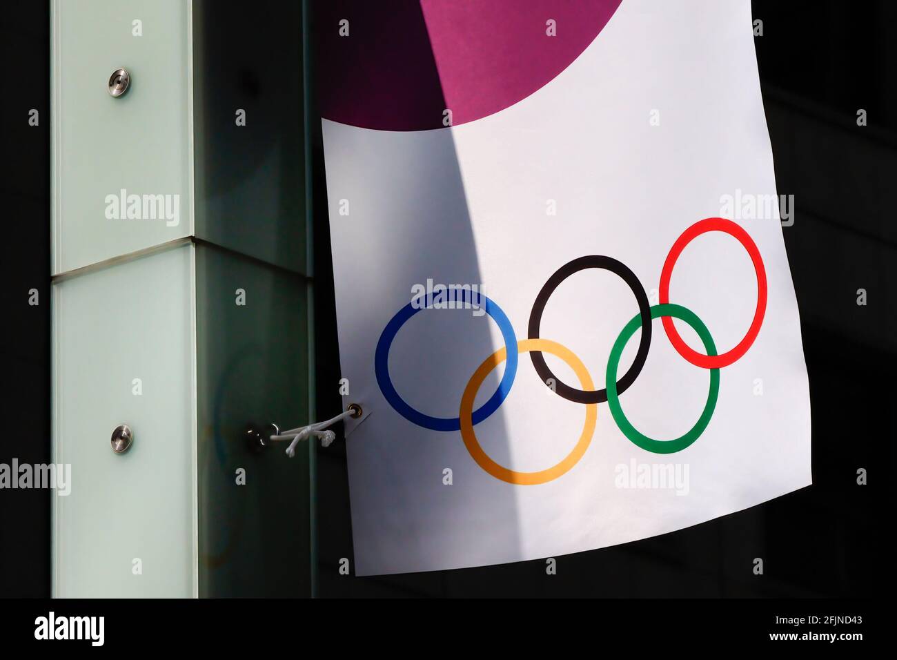 Tokio, Japan. April 2021. Das Banner der Olympischen Spiele 2020 in Tokio auf einer Straße in Ginza. Der japanische Olympia-Minister Seiko Hashimoto verpflichtet sich zu Spielen, da die Infektionen ansteigen, und es werden neue Aufrufe zur Absage gegeben. Kredit: SOPA Images Limited/Alamy Live Nachrichten Stockfoto
