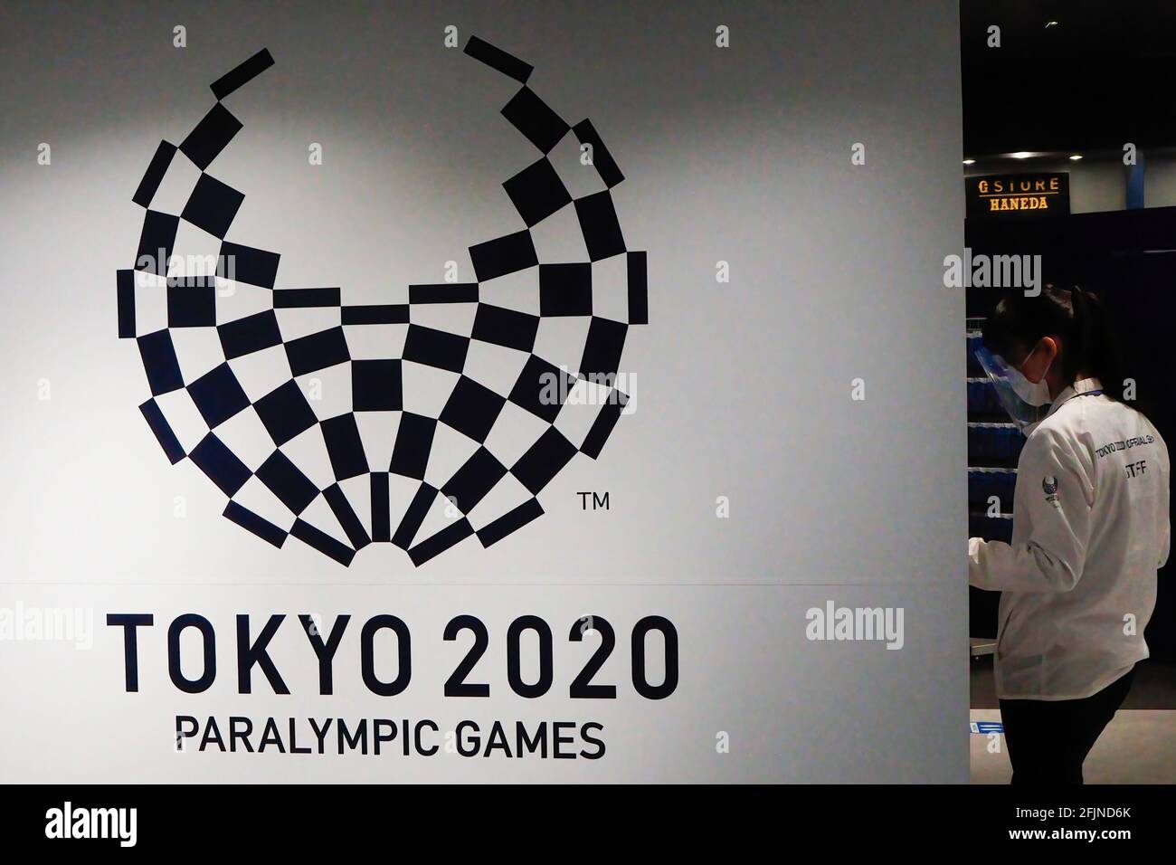 Tokio, Japan. April 2021. Eine Angestellte sah im offiziellen Laden der Olympischen Spiele 2020 in Tokio einen Gesichtsschutz tragen. Der japanische Olympia-Minister Seiko Hashimoto verpflichtet sich zu Spielen, da die Infektionen ansteigen, und es werden neue Aufrufe zur Absage gegeben. Kredit: SOPA Images Limited/Alamy Live Nachrichten Stockfoto