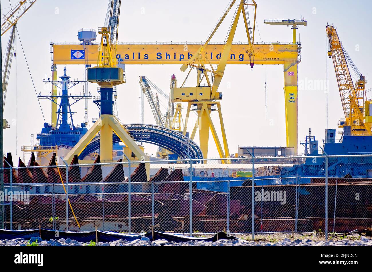 Militärkriegsschiffe sind im Bau bei Ingalls Shipbuilding, einer Abteilung von Huntington Ingalls Industries in Pascagoula, Mississippi. Stockfoto