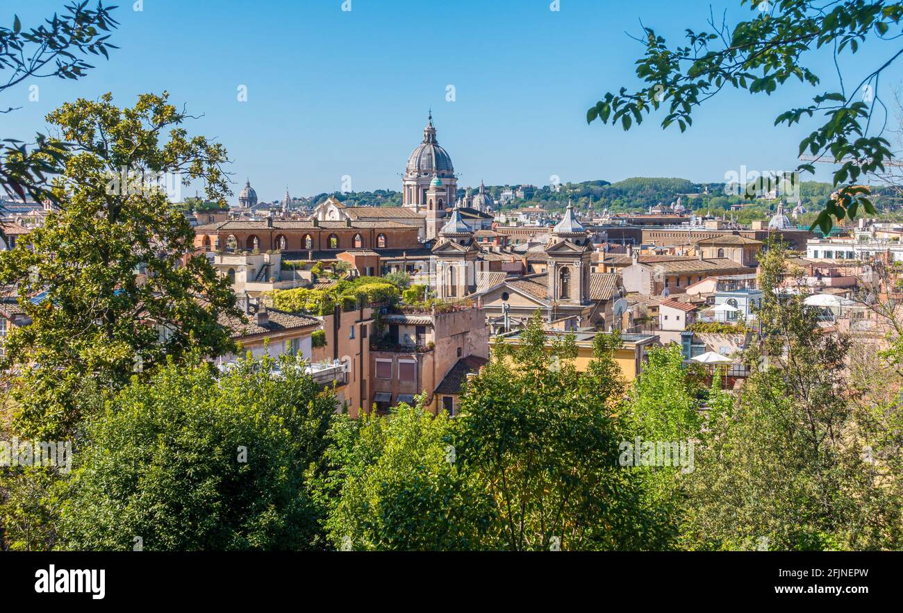 Panoramablick von der Pincio Terrasse mit der Kuppel der Basilika von Ambrogio e Carlo Al Corso, Rom, Italien. Stockfoto