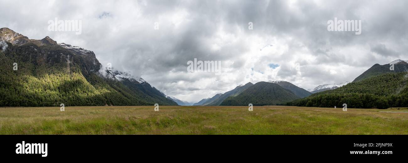 Panoramablick auf das Eglinton Valley, den vorbeifahrenden Milford Sound Highway, Südinsel Neuseelands Stockfoto