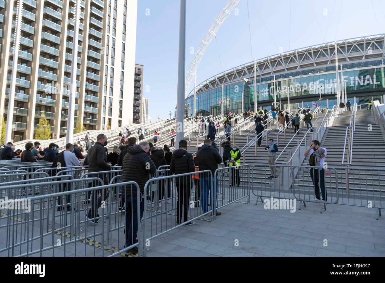 Beim Carabao Cup Final Wembley sind viele Zuschauer dabei. London, Großbritannien. 25. April 2021. Foto von Ray Tang. Bis zu 8,000 Fußballfans kommen im Wembley Stadium an, um am Carabao Cup-Finale zwischen Tottenham Hotspur und Manchester City teilzunehmen. Alle Teilnehmer müssen einen negativen Covid-19-Test nachweisen, um an der Veranstaltung als Teil des Pilotprogramms des Events Research Program (ERP) teilzunehmen, das die Entscheidung der Regierung über Schritt 4 der Roadmap aus der Sperre heraus informiert. Stockfoto