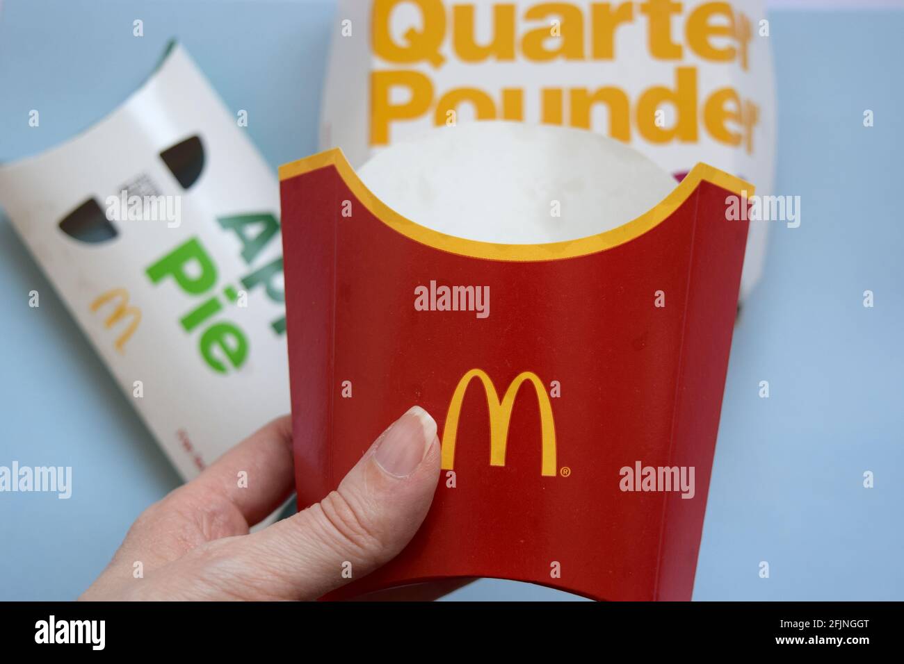 McDonalds Verpackung in einer weiblichen Hand. Stockfoto