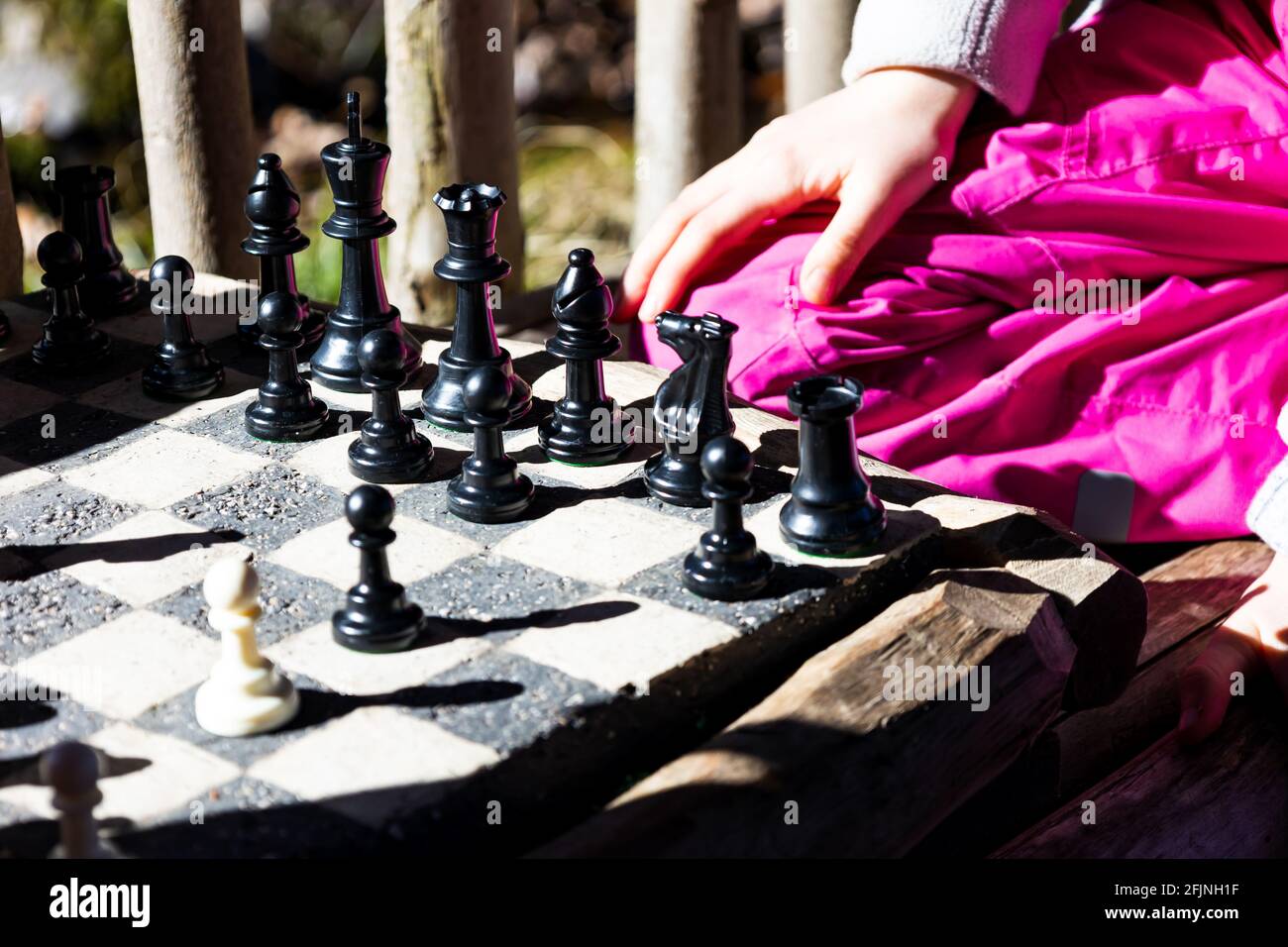 Schachbrett Kinder spielen im Freien Brett warme Kleidung Stockfoto