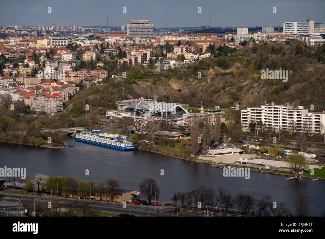 Prag, Bezirk Podolí. Moldau mit Botel, Riesenrad, Schwimmstadion und ...