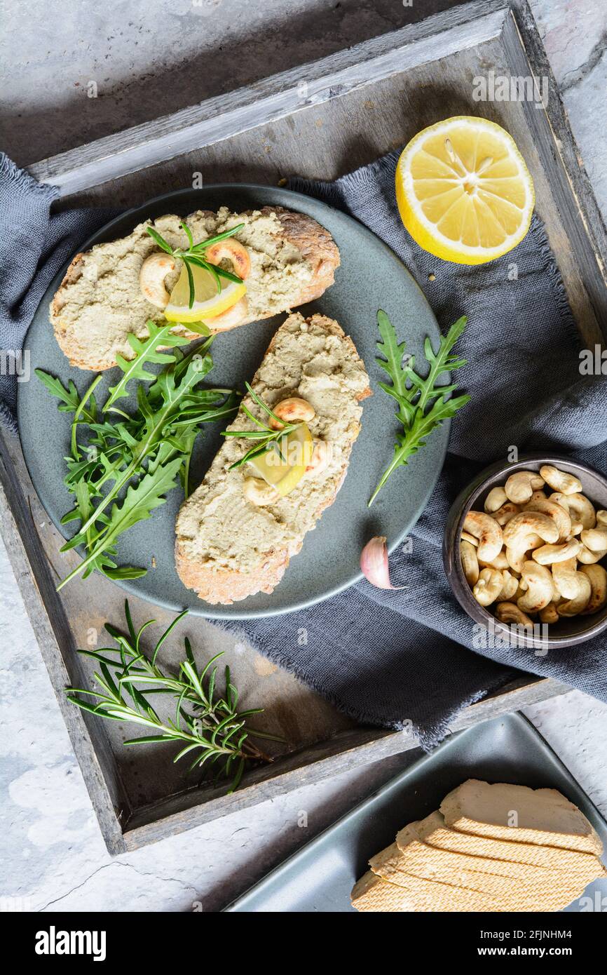 Einfache grüne Linsenaufstrich mit geräuchertem Tofu und geröstetem Cashew Nüsse Stockfoto