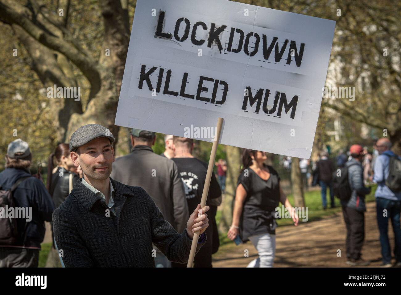 24. April 2021, London, England, Großbritannien: Ein Mann hält ein Schild mit dem Titel „Lockdown tötete Mama“ während eines Anti-Lockdown-Protests „Unite for Freedom“ in London Stockfoto