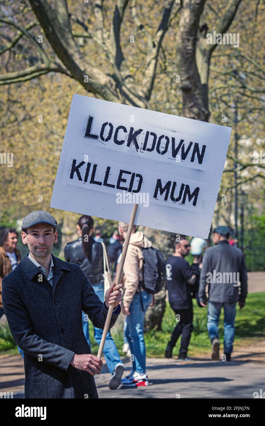 24. April 2021, London, England, Großbritannien: Ein Mann hält ein Schild mit dem Titel „Lockdown tötete Mama“ während eines Anti-Lockdown-Protests „Unite for Freedom“ in London Stockfoto