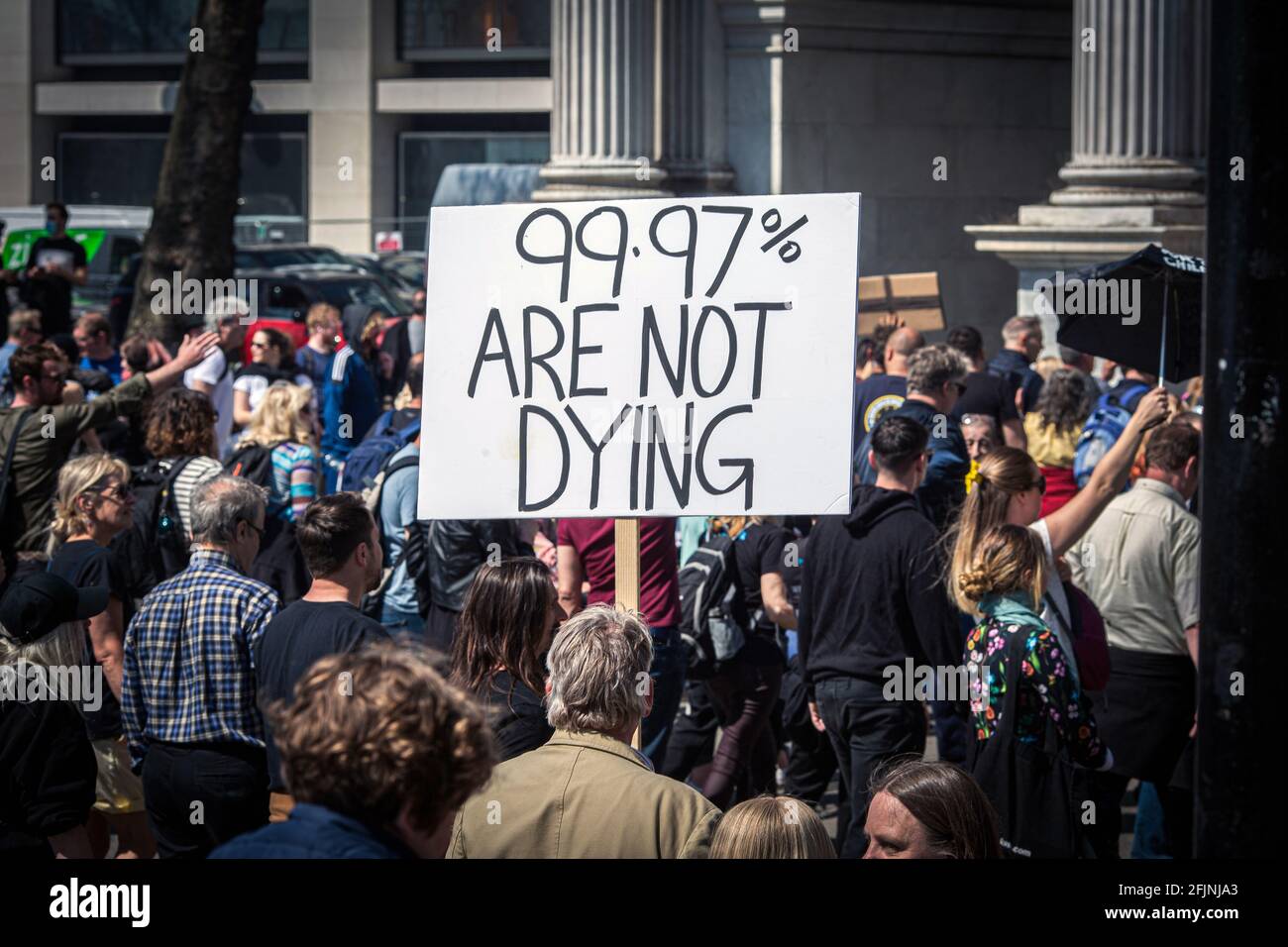 24. April 2021, London, England, Vereinigtes Königreich: Anti-Vaxxxer hält ein Zeichen beim Protest gegen die Beschränkungen des Coronavirus in London. Stockfoto