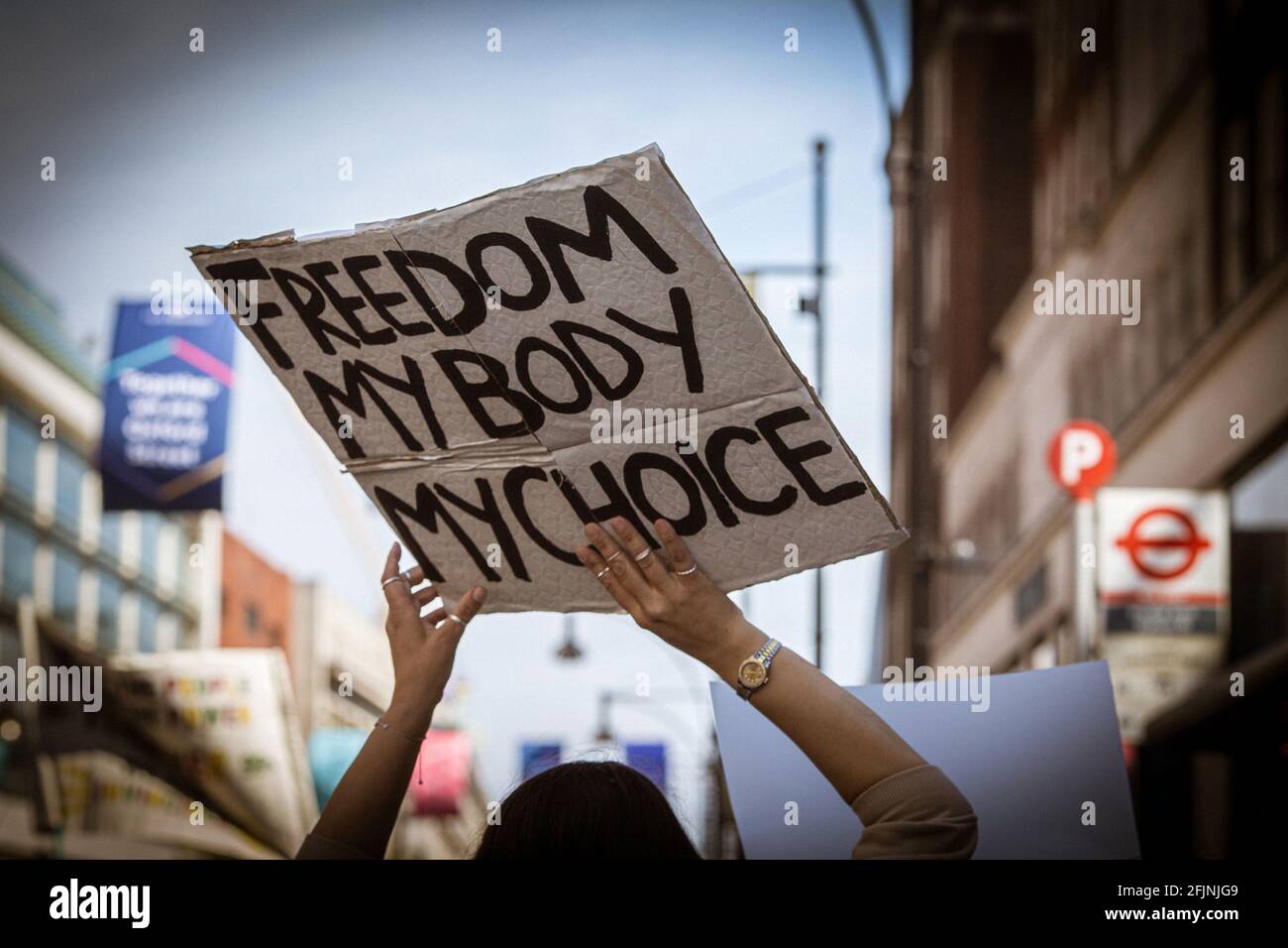 24. April 2021, London, England, Vereinigtes Königreich: Eine Frau hält während eines Anti-Lockdown-Protests ein Schild mit dem Titel „Freedom My Body My Choice“. Stockfoto