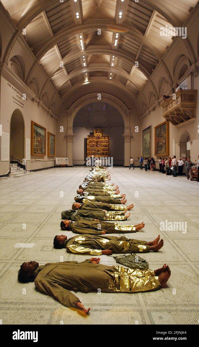 EINE VON EINER REIHE VON KUNSTINSTALLATIONEN VON LUCY ORTA,TEIL DER SINN UND DIE STADT III AN DER V UND A,22/6/04 PILSTON Stockfoto