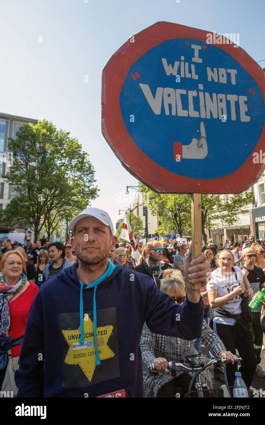 24. April 2021, London, England, Vereinigtes Königreich: EIN Mann hält ein Schild „Ich werde nicht impfen.“ während eines Anti-Lockdown-Protests „Unite for Freedom“ in London. Stockfoto 24. April 2021, London, England, Vereinigtes Königreich: EIN Mann hält ein Schild „Ich werde nicht impfen.“ während eines Anti-Lockdown-Protests „Unite for Freedom“ in London. Stockfoto