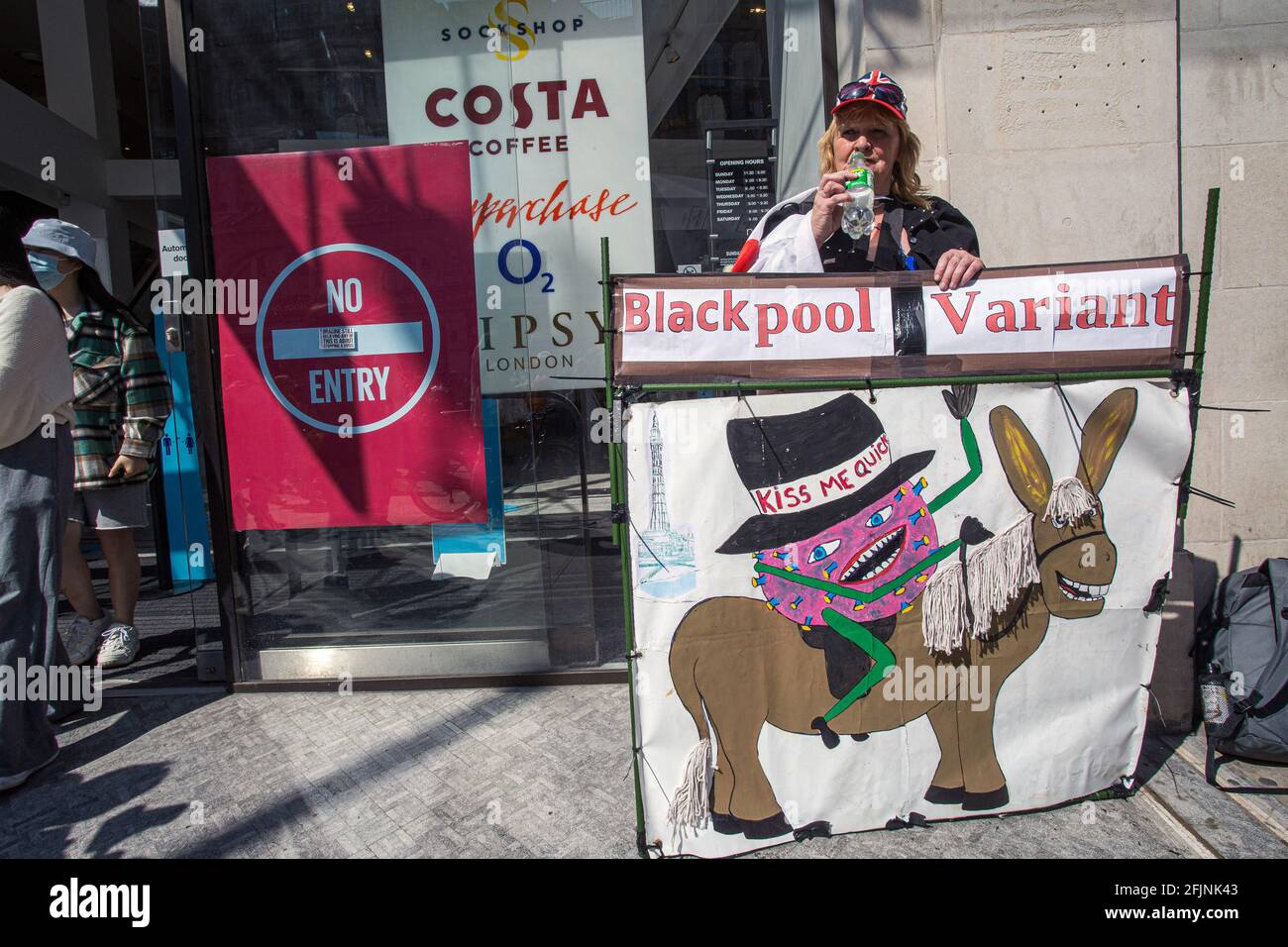 24. April 2021, London, England, Vereinigtes Königreich: Eine Frau hält ein Schild „Blackpool Variant“ während eines Anti-Lockdown-Protests „Unite for Freedom“ in Lo Stockfoto