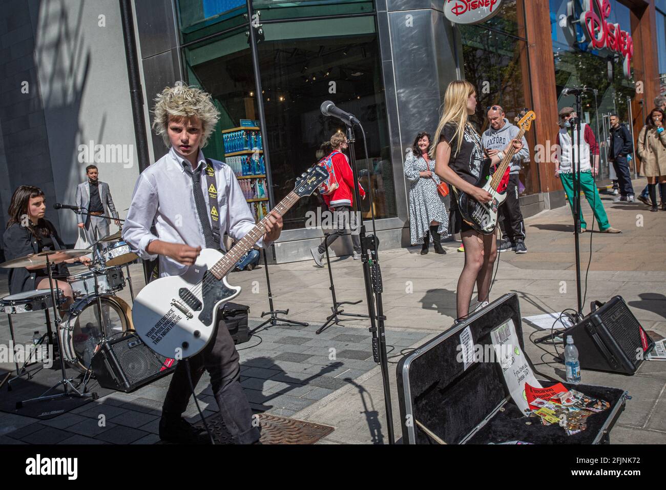 Straßenmusiker, die während der Coronavirus-Pandemie außerhalb der Oxford Street spielen, London, Großbritannien Stockfoto