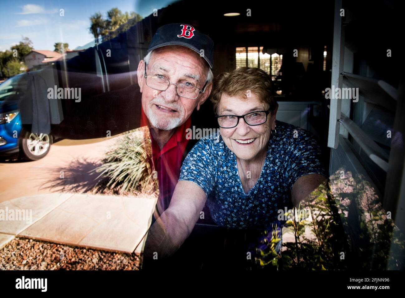 SCOTTSDALE, Arizona, USA. März 2020. Dud und Filomena D'Elia blieben von Beginn der Pandemie an aus eigener Sorge und dem Drängen ihrer Kinder zu Hause. „Wir werden in Quarantäne bleiben, solange es dauert, in der Welt sicher zu sein. Es sind 3 Monate vergangen und ich muss zugeben, dass ich es wirklich leid bin, nicht in das Auto springen und mit Besorgungen starten zu können. Wie auch immer, ich bin erstaunt, wie wunderbar meine Familie und Freunde bei uns gewesen sind. Ihr wisst, wer ihr seid, und wir danken euch aus tiefstem Herzen. Quelle: Rick D'Elia/ZUMA Wire/Alamy Live News Stockfoto