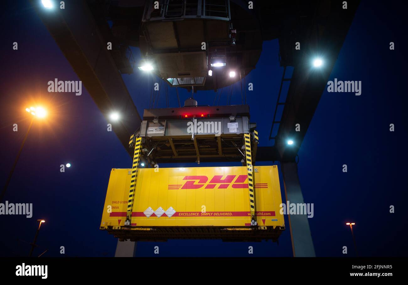 Wuppertal, Deutschland. April 2021. Ein Kran transportiert einen Container am Frachtterminal in Langerfeld. Die Schweizerische Post möchte Teile ihres Pakettransports stärker auf die Schiene zurückverlagern. Quelle: Jonas Güttler/dpa/Alamy Live News Stockfoto