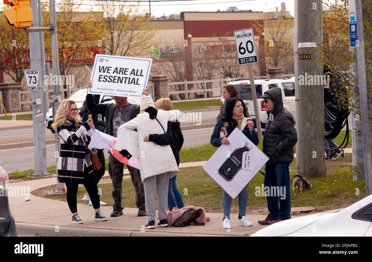 Vaughan, Kanada - 25. April 2021: Menschen versammelten sich, um gegen die COVID-19-Sperrmaßnahmen in Ontario zu protestieren Stockfoto