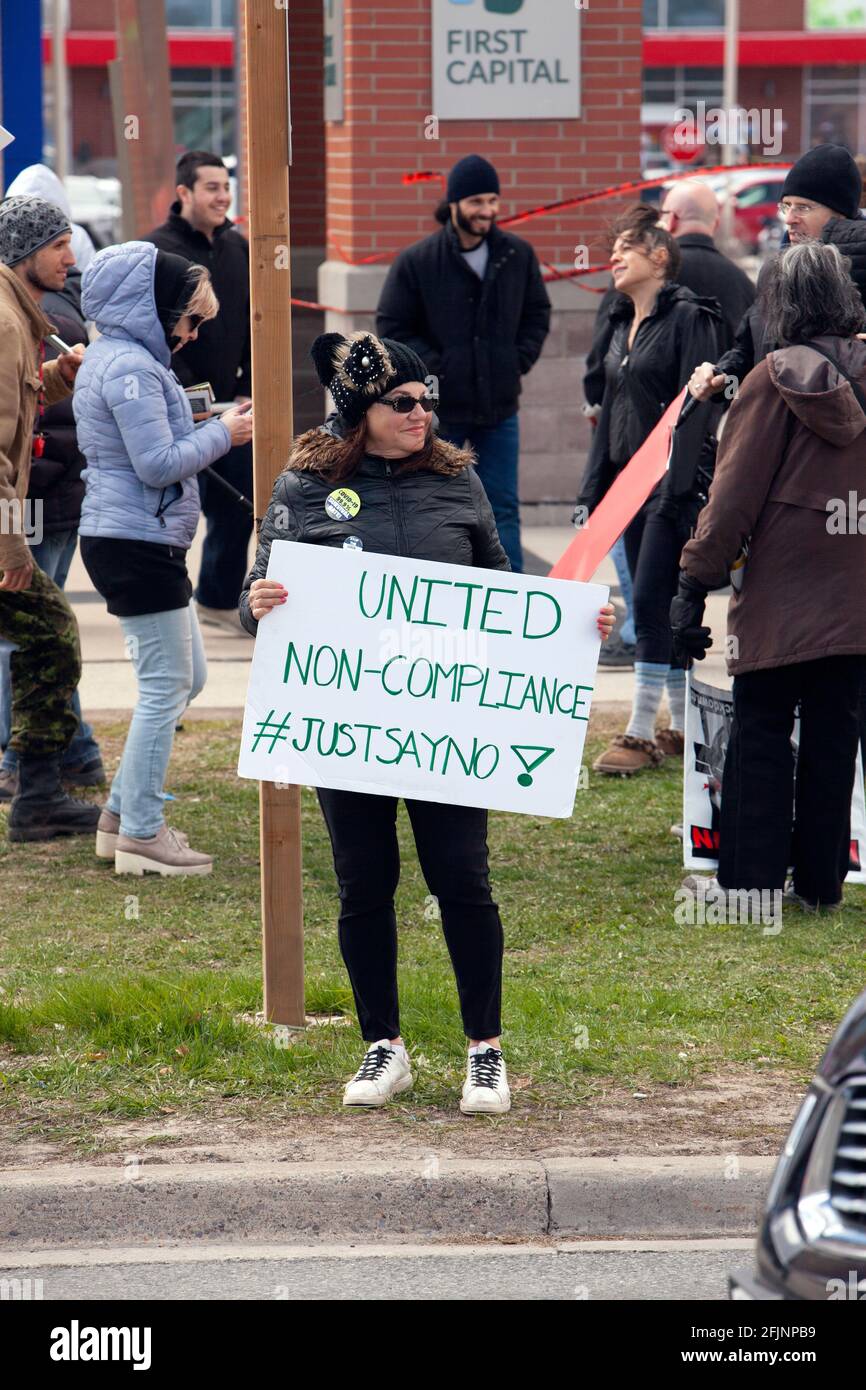 Vaughan, Kanada – 25. April 2021: Frau mit united-Unterzeichung aus Protest gegen COVID-19-Stillstandsmaßnahmen in Ontario Stockfoto