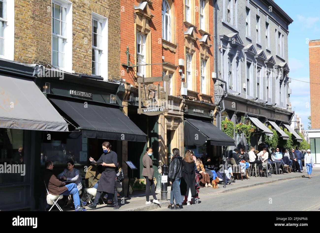 Essen im Freien in Pubs und Restaurants in Marylebone, nach den Regeln der Regierung Covid-19, im April 2021 im Zentrum von London, Großbritannien Stockfoto