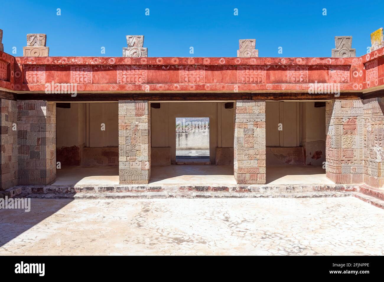 Innenhof mit rotem Fresko, Quetzalpapalotl-Tempelgebäude, Teotihuacan, Mexiko. Stockfoto