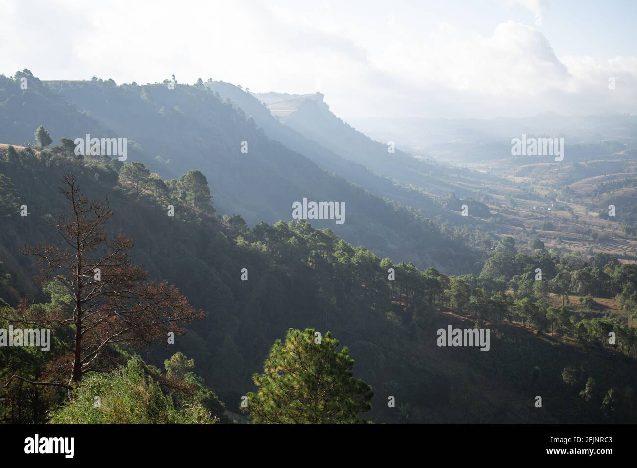 Eine wunderschöne Klippe über einem Tal während einer Wanderung von Kalaw zum Inle Lake, Shan State, Myanmar Stockfoto