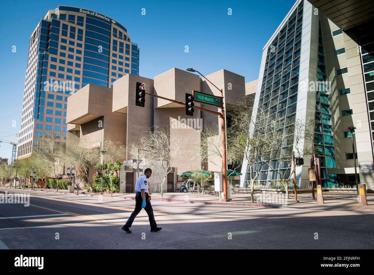 Phoenix, Arizona, USA. März 2020. Das Sicherheitsbeauftragte des Phoenix Convention Center, das in einem normalerweise geschäftigen Veranstaltungszentrum im Einsatz ist, das ruhend sitzt, da viele Unternehmen des Staates geschlossen wurden und viele andere aufgrund der schnellen Ausbreitung des Covid-19 Corona Virus, 24. März 2020, zur Arbeit im Remote-Zugriff gewählt wurden. Kredit: Rick D'Elia/ZUMA Wire/Alamy Live News Stockfoto