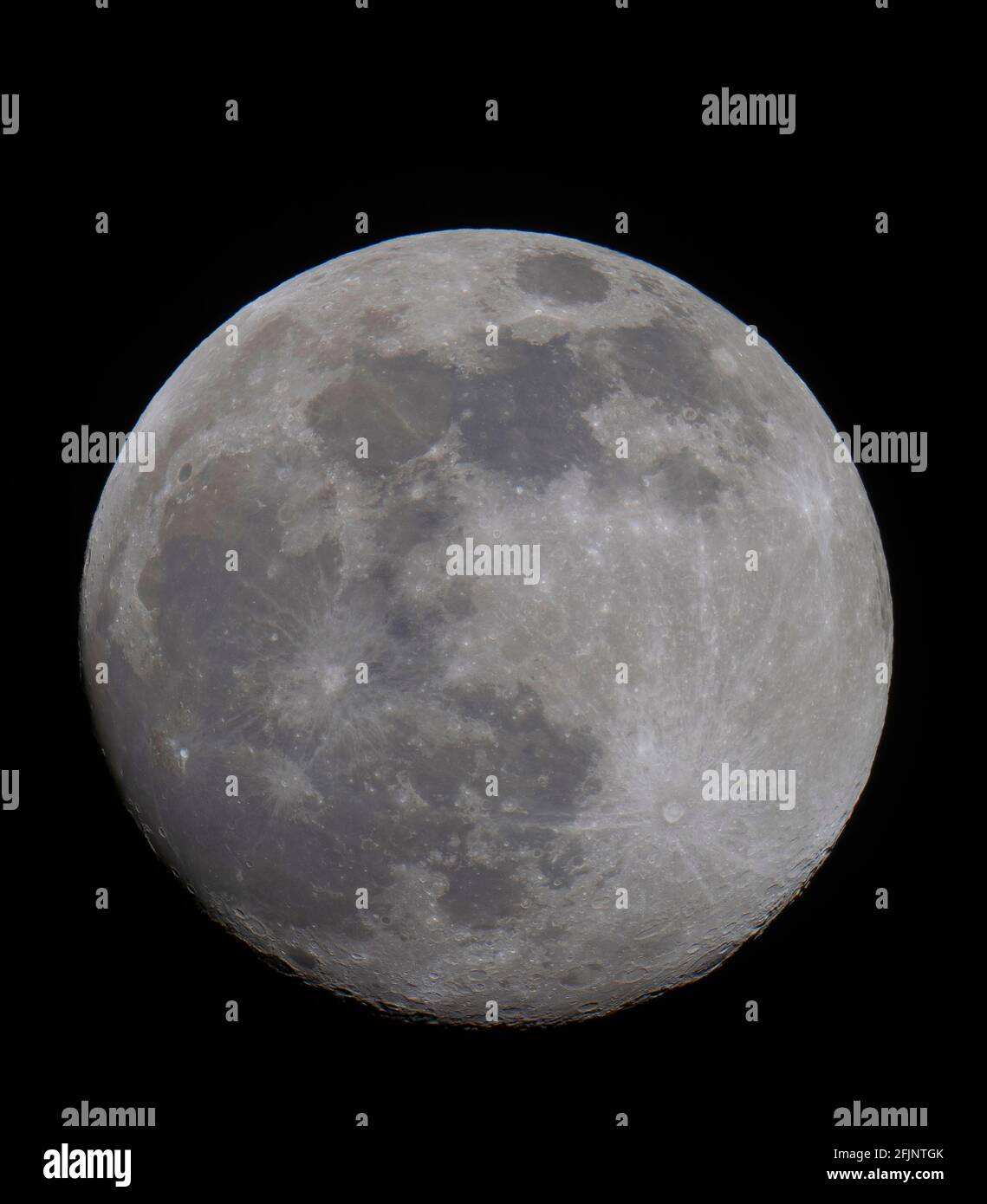 London, Großbritannien. 25. April 2021. 96% erleuchteter, wachender, wuchtiger Mond gegen schwarzen Himmel am späten Abend im Sternbild Jungfrau. Der nächste Vollmond aus Großbritannien ist am 27. April 2021 um 4,31 Uhr, bekannt als Pink Moon. Quelle: Malcolm Park/Alamy Live News. Stockfoto