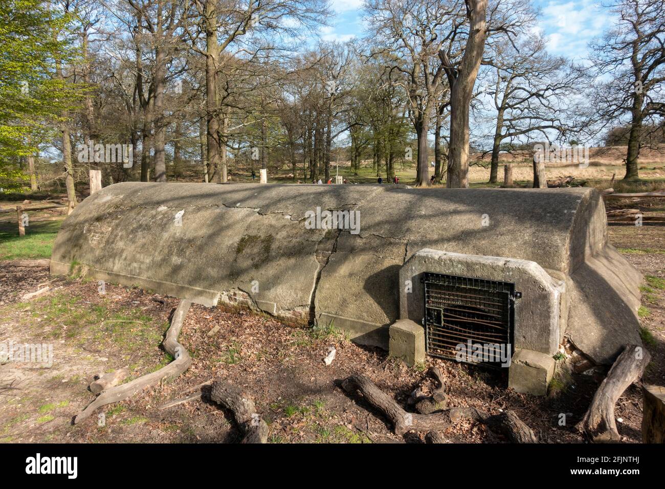 „White Conduit“, ein Betonrohr/kleines Gebäude/Brunnenhaus am Rande von Conduit Wood in Richmond Park, London, Großbritannien. Stockfoto