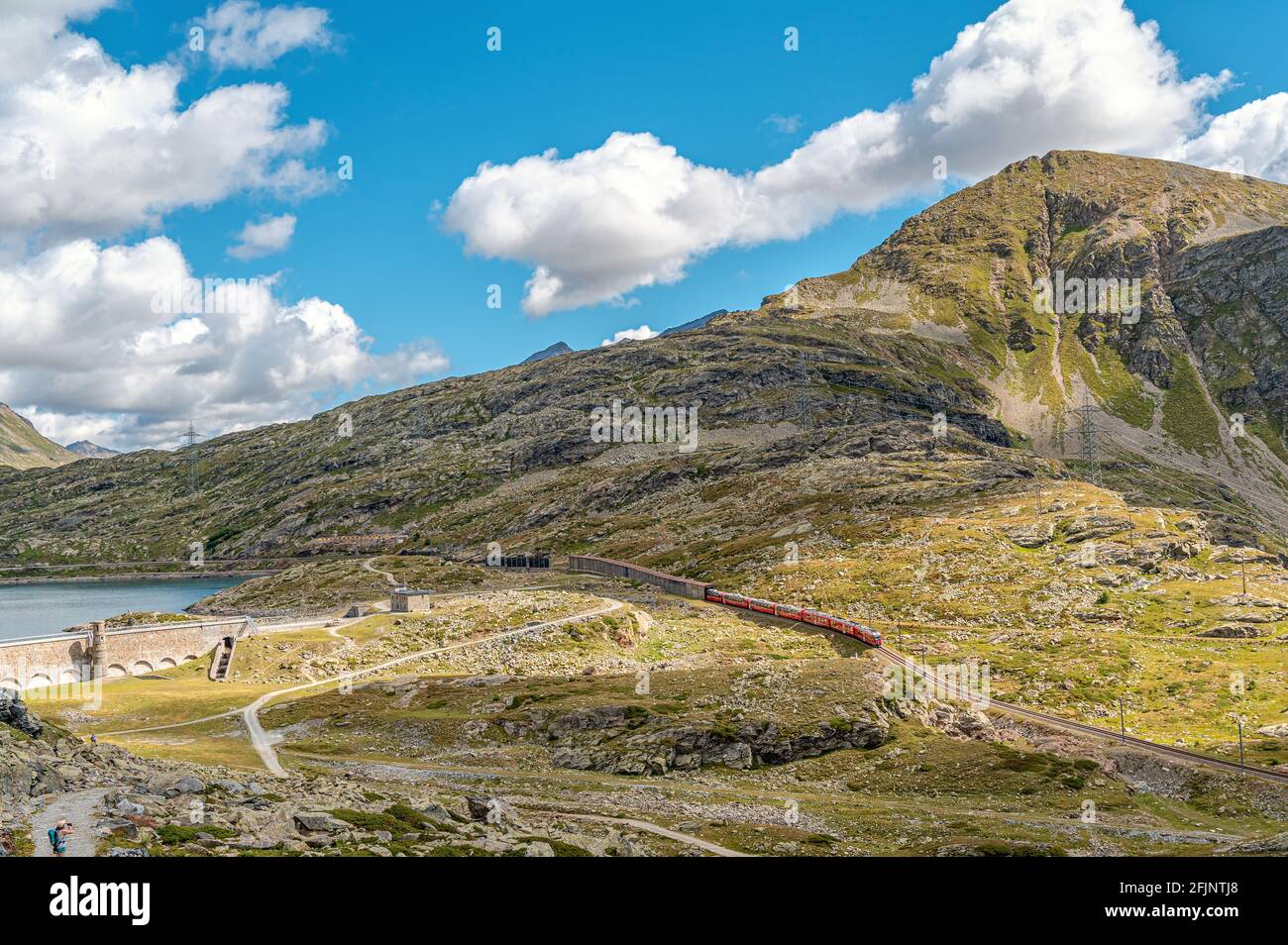 Bergbahn in einer Landschaft am Bianco-See, Berninapass, Graubünden, Schweiz im Sommer Stockfoto