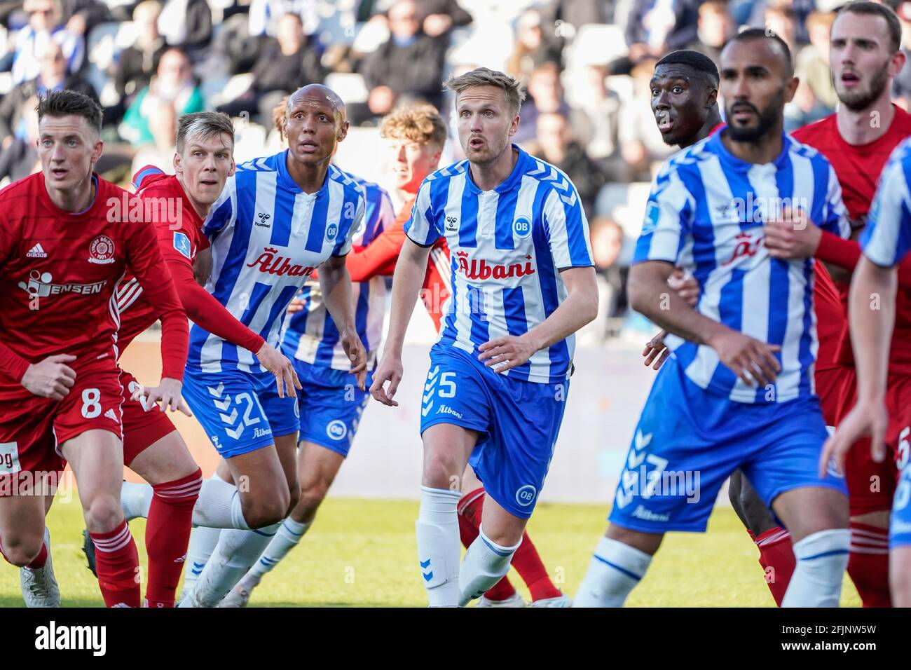 Odense, Dänemark. April 2021. Kasper Larsen (5) von ob beim 3F Superliga-Spiel zwischen Odense Boldklub und Lyngby Boldklub im Nature Energy Park in Odense. (Foto: Gonzales Photo/Alamy Live News Stockfoto