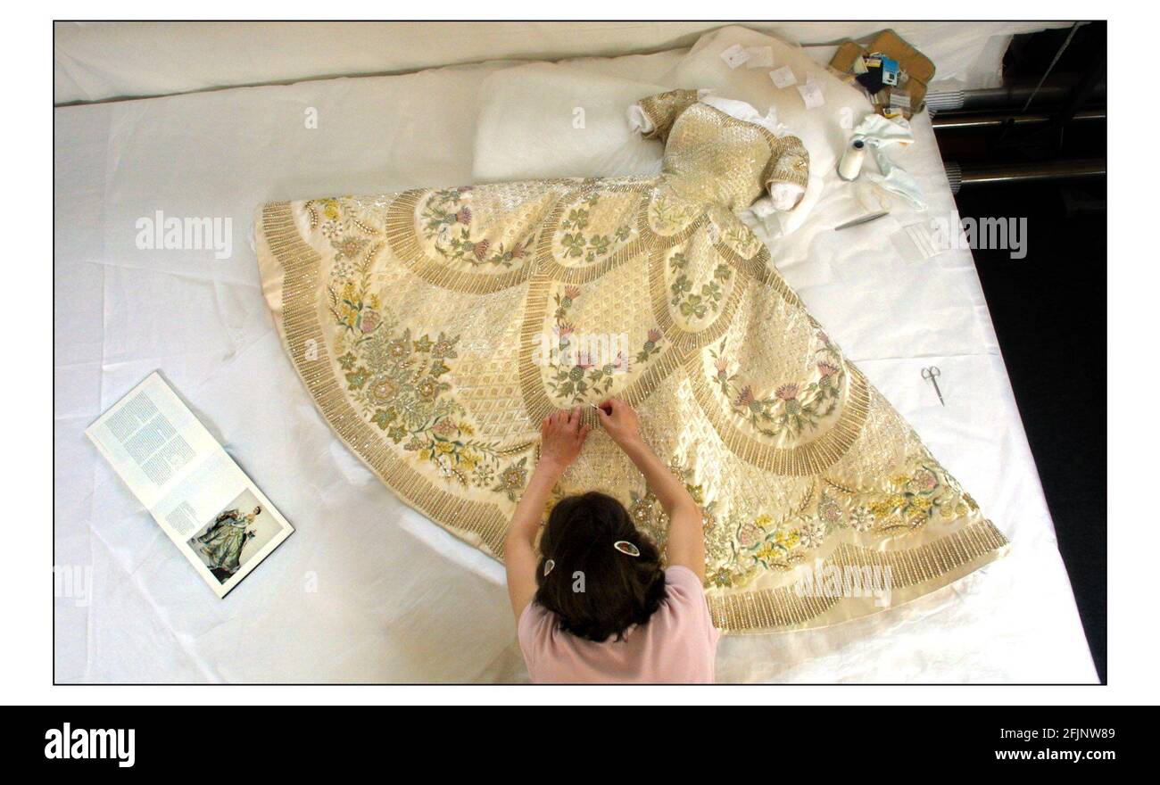 Der 50th. Jahrestag der Krönung von Königin Elizabeth II. Wird bei der diesjährigen Sommereröffnung der Buckingham Palace State Rooms mit der Ausstellung von her Majesty's prächtigem Krönungskleid gefeiert, das von Janet Wood, Senior Textile Conservator im Hampton Court Palace, vorbereitet wird. Ein extra Shamrock (vierblättriger Kleeblatt) von Sir Norman Hartwell, dem Designer des Kleides, hinzugefügt...... Für viel Glück.pic David Sandison 30/5/2003 Stockfoto
