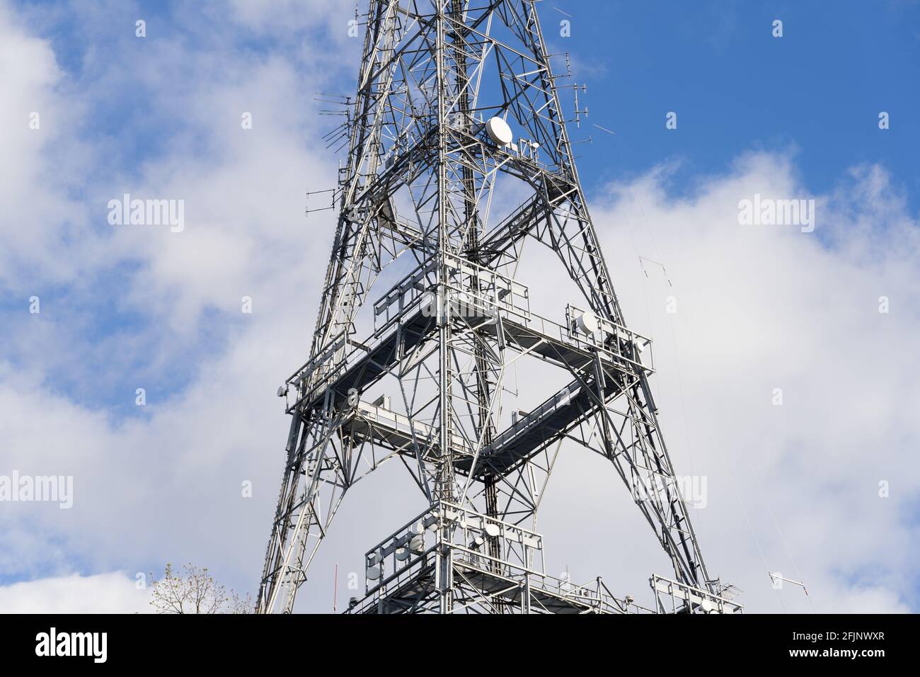 Fernsehsender im Crystal Palace, South London, mobiler Mast und Geschirr Stockfoto