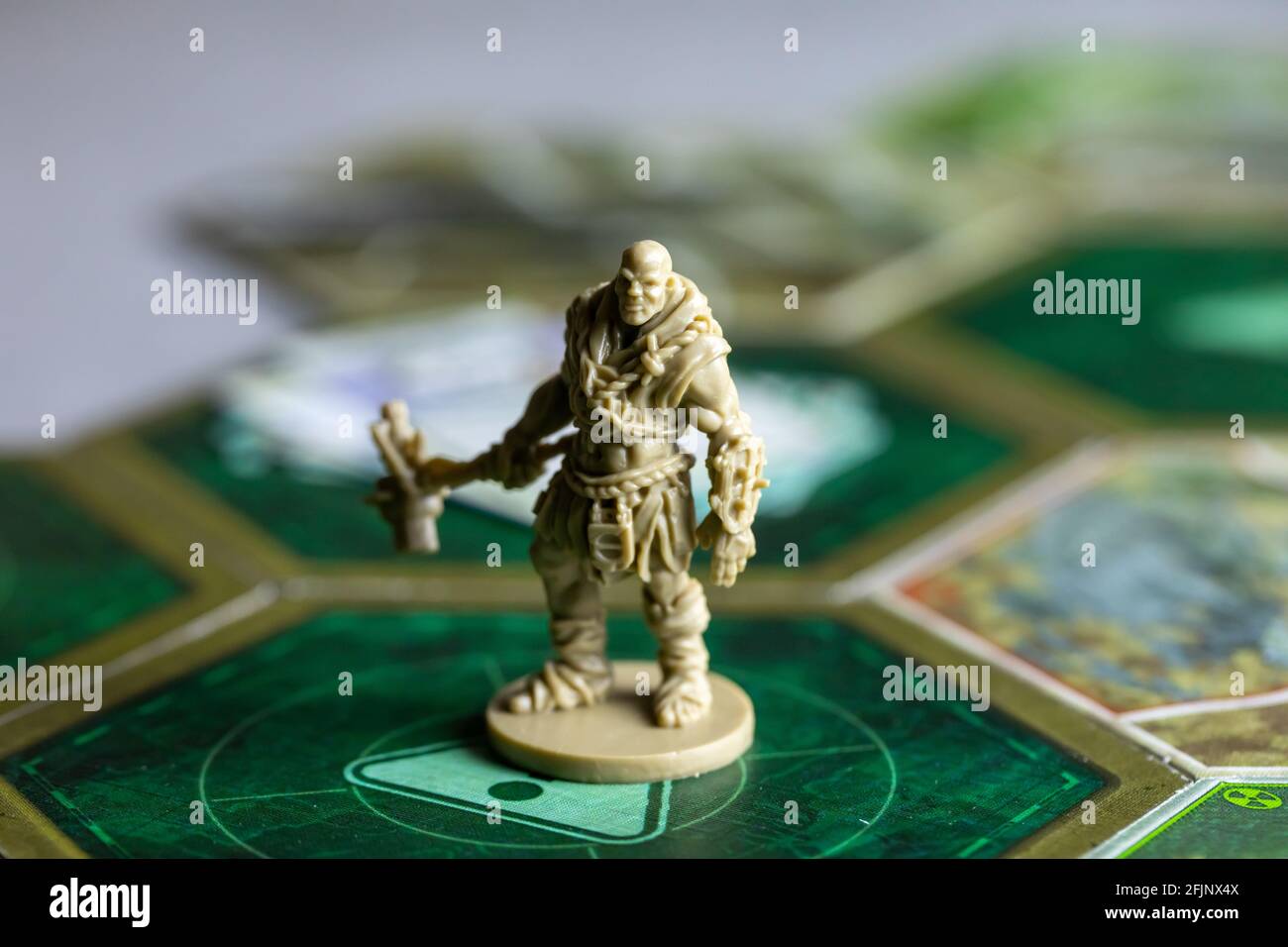 Roseville, MN, USA, 02.04.2021 - Fallout Board Game Plastic Figure on Map Tiles Stockfoto
