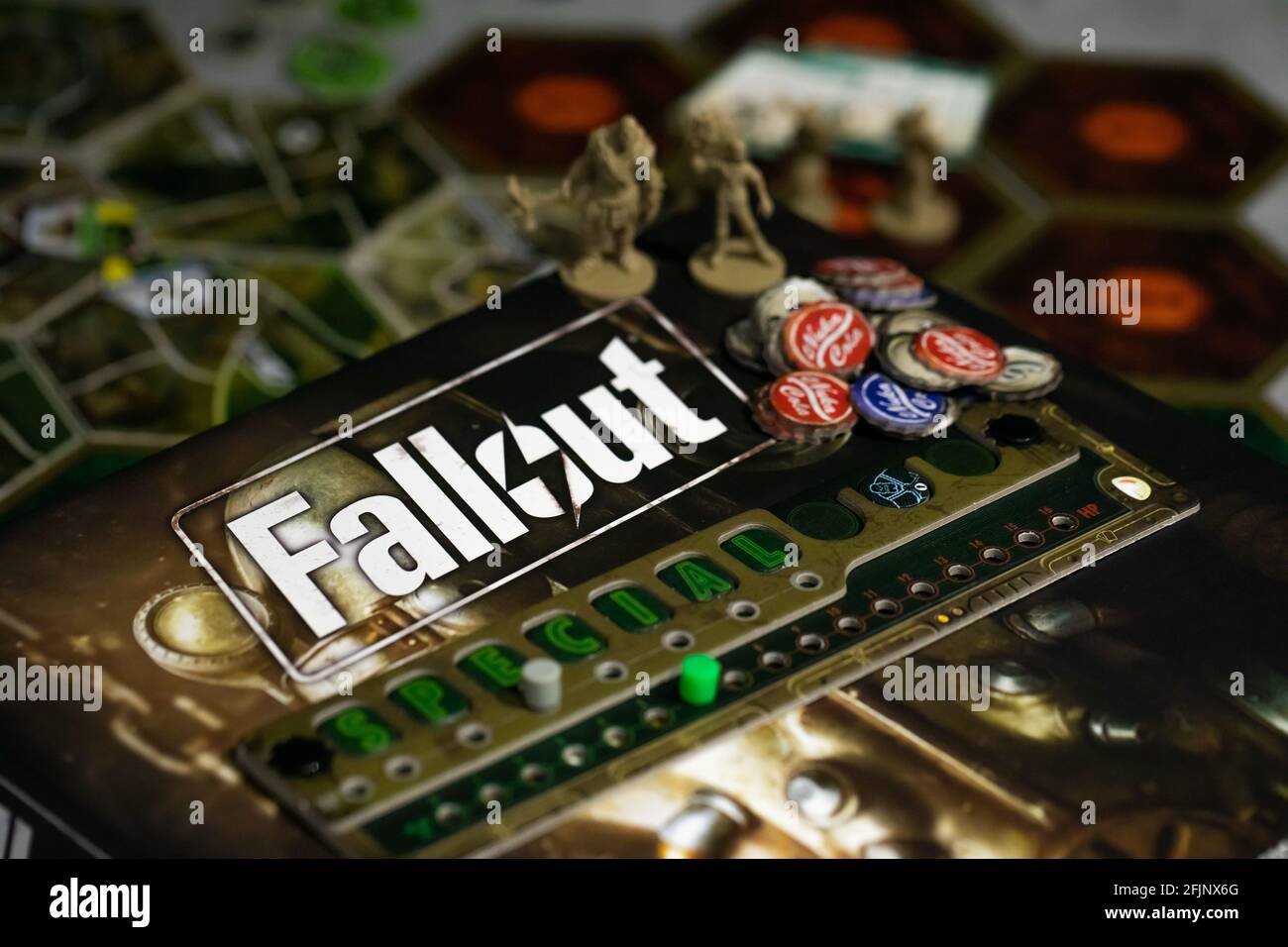 Roseville, MN, USA, 02.04.2021 - Fallout Board Game Komponenten auf Karte Fliesen Stockfoto