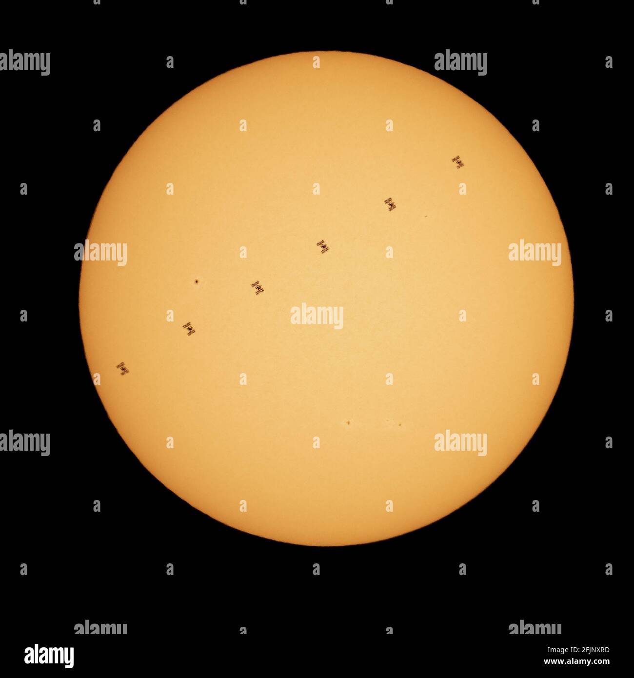 Dieses zusammengesetzte Bild aus sechs Bildern zeigt die Internationale Raumstation mit einer siebenköpfigen Besatzung in Silhouette, während sie am Freitag, dem 23. April 2021, von Nottingham, Maryland, aus gesehen, mit etwa fünf Meilen pro Sekunde die Sonne durchgeht. An Bord sind die NASA-Astronauten Shannon Walker, Mike Hopkins, Victor Glover, Mark Vande Hei, der Roskosmos-Kosmonauten Oleg Novitskiy, Pyotr Dubrov und der Astronaut Soichi Noguchi der Japan Aerospace Exploration Agency (JAXA). An Bord der Station werden morgen Crew-2-Mitglieder der Mission sein: Die NASA-Astronauten Shane Kimbrough und Megan McArthur, JAXA-Astronaut Stockfoto