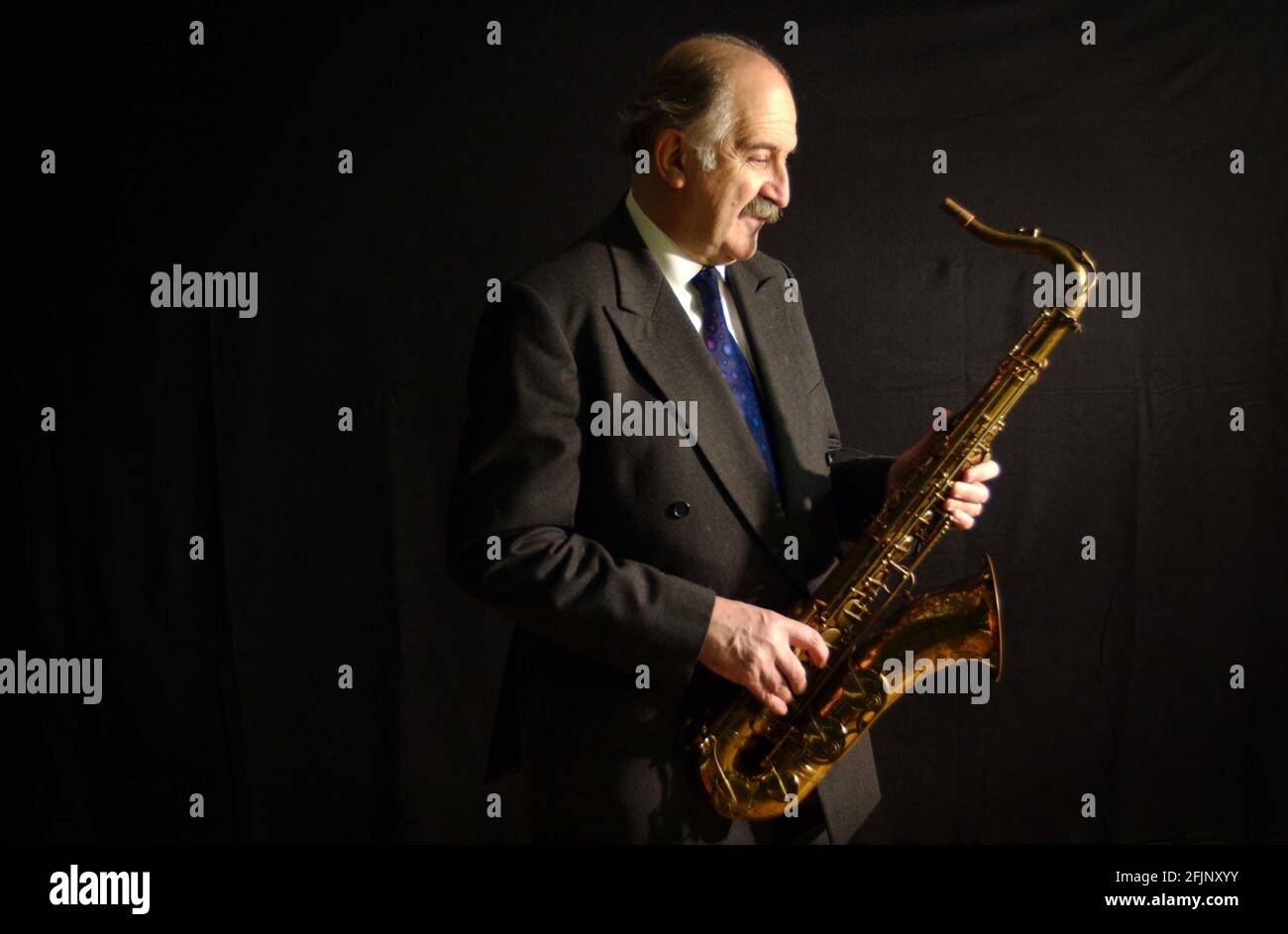 WALTER HOUSER, DIREKTOR VON RONNIE SCOTTS, BANDMITGLIED UND VOLLSTRECKER VON RONNIE SCOTS, WIRD DEN SCHOTTISCHEN TENOR SAX HALTEN, DER AM MONTAG IN BONHAMS IN LONDON VERKAUFT WIRD. PILSTON. 8/11/01 Stockfoto