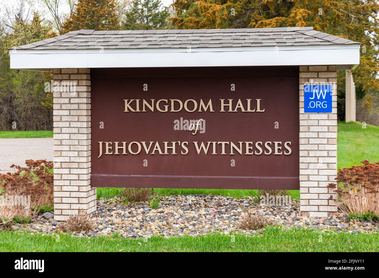 HUDSON, WI, USA - 24. APRIL 2021 - Außenschild und Markenlogo der Kingdom Hall of Jehovah's Witnesses. Stockfoto