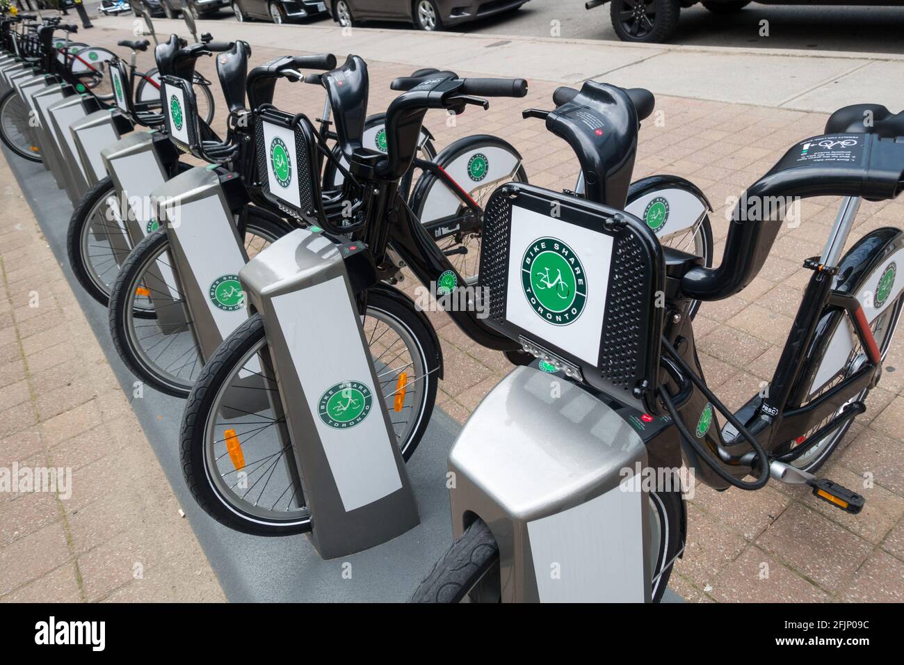 Leihfahrräder standen als Teil des Bike Share-Programms in Toronto an, das für Bewohner und Touristen einen wirtschaftlichen Nahverkehr schafft. Stockfoto