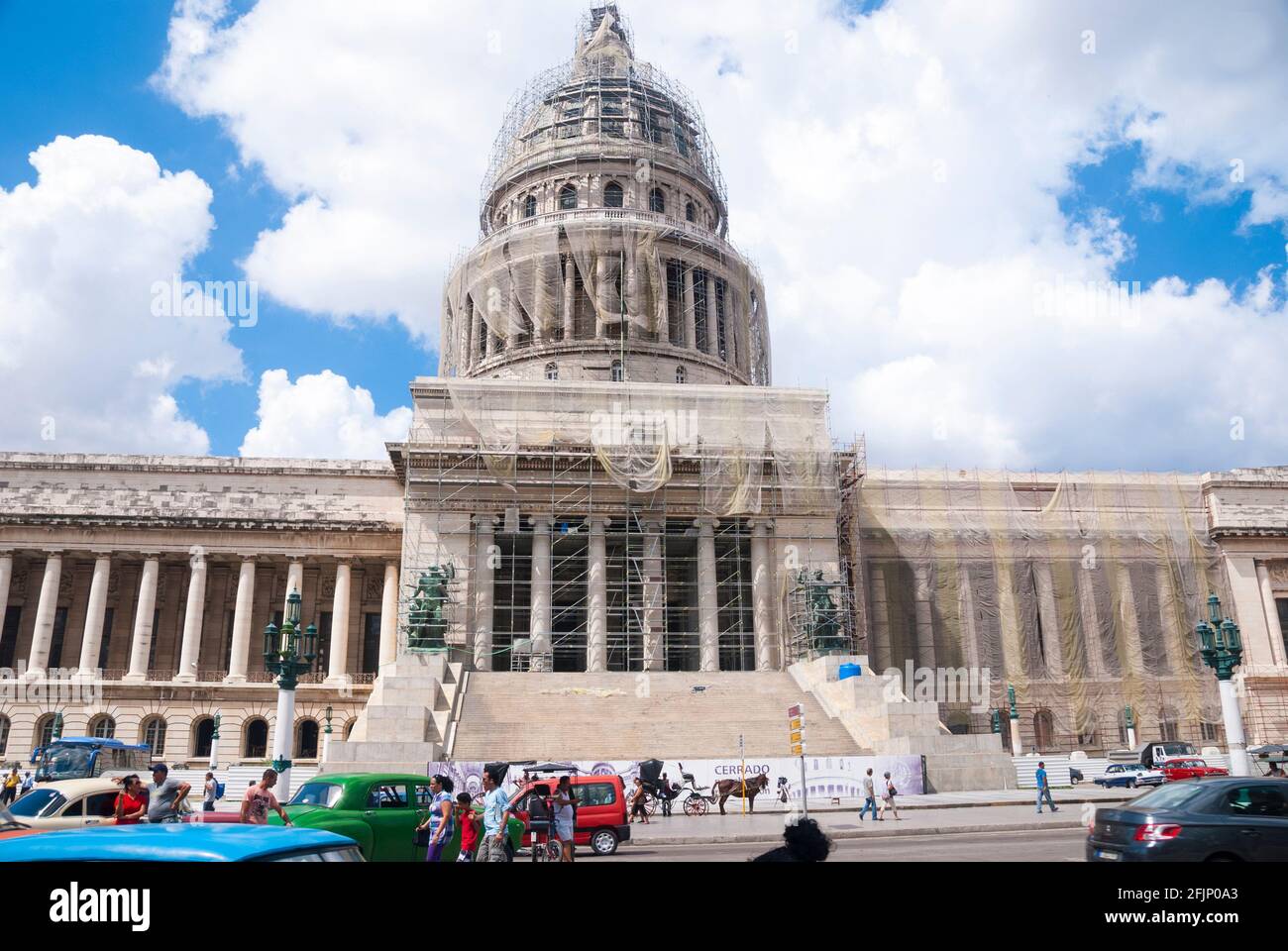 Havanna Kuba 2014 - amerikanische Oldtimer und Touristen vor dem Capitol Gebäude derzeit in Restaurierung. Stockfoto