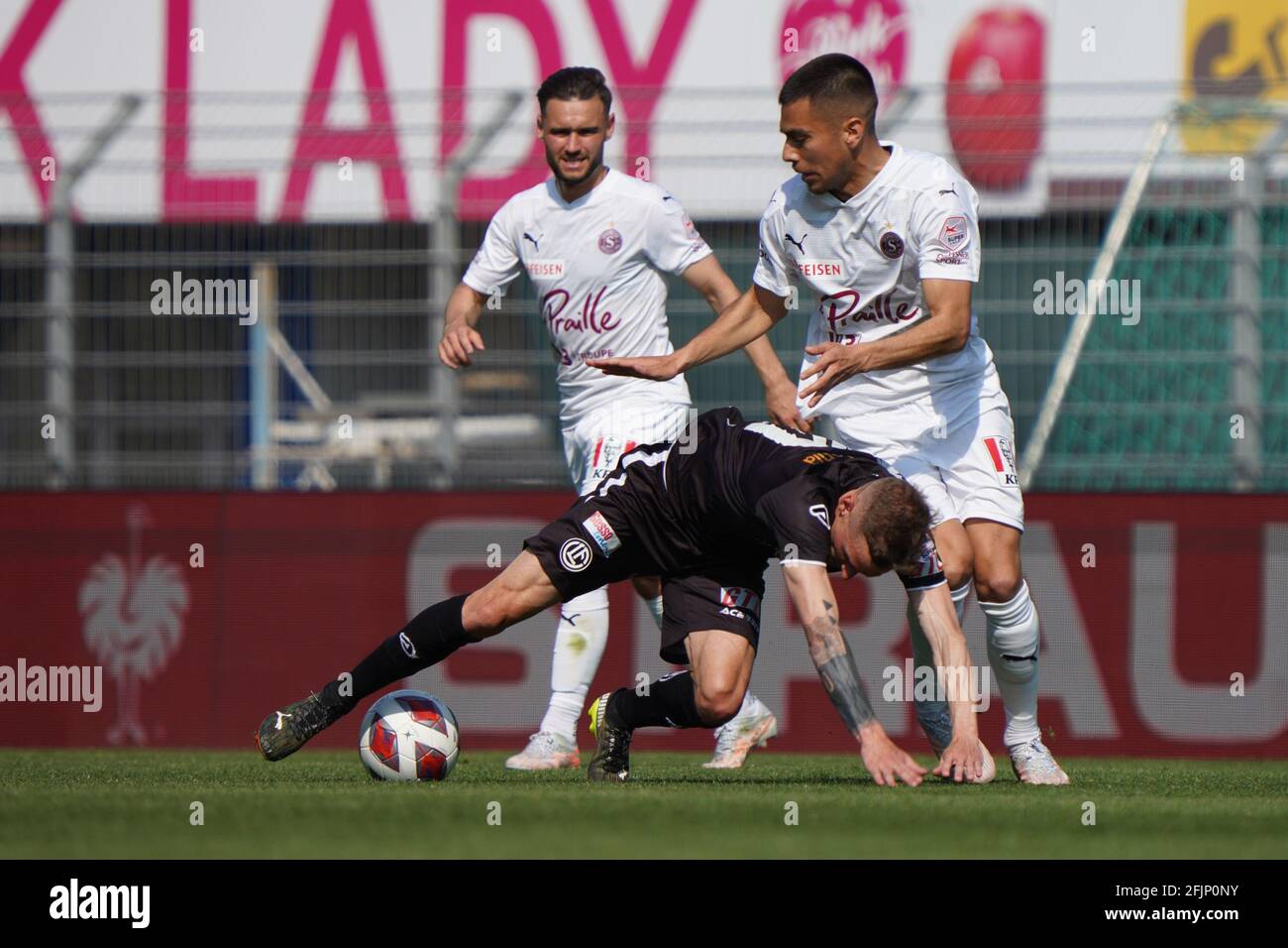 Lugano, Schweiz. April 2021. 25.04.2021, Lugano, Stadio di Cornaredo, Fussball Super League: FC Lugano - Servette FC, #10 Mattia Bottani (Lugano) Schütze den Ball (Schweiz/Kroatien OUT) Quelle: SPP Sport Pressefoto. /Alamy Live News Stockfoto