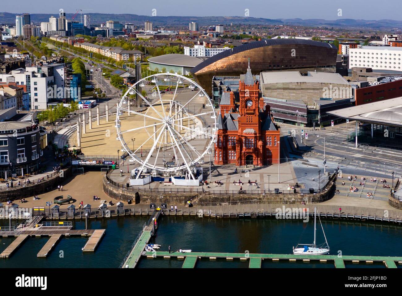 Luftaufnahme der Wahrzeichen von Cardiff Bay, Wales, einschließlich des Welsh Parliament und Pierhead Stockfoto